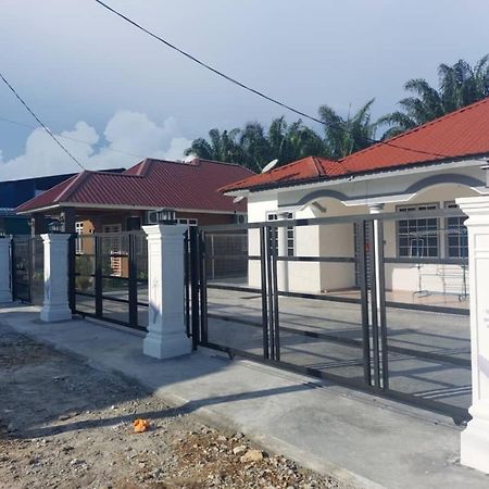 Cempaka Homestay Parit Raja Exteriör bild