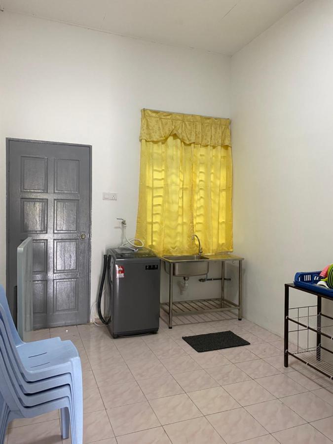 Cempaka Homestay Parit Raja Exteriör bild