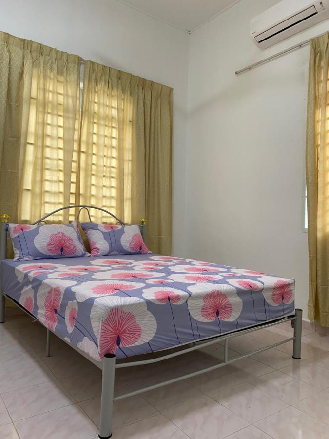 Cempaka Homestay Parit Raja Exteriör bild