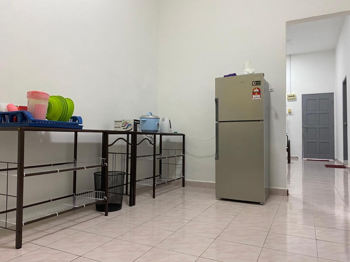 Cempaka Homestay Parit Raja Exteriör bild