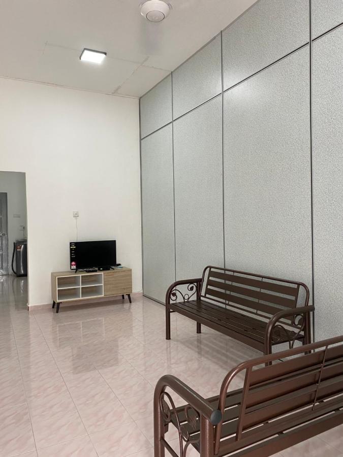 Cempaka Homestay Parit Raja Exteriör bild