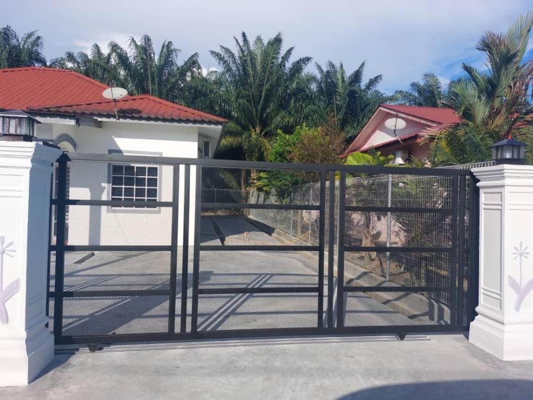 Cempaka Homestay Parit Raja Exteriör bild